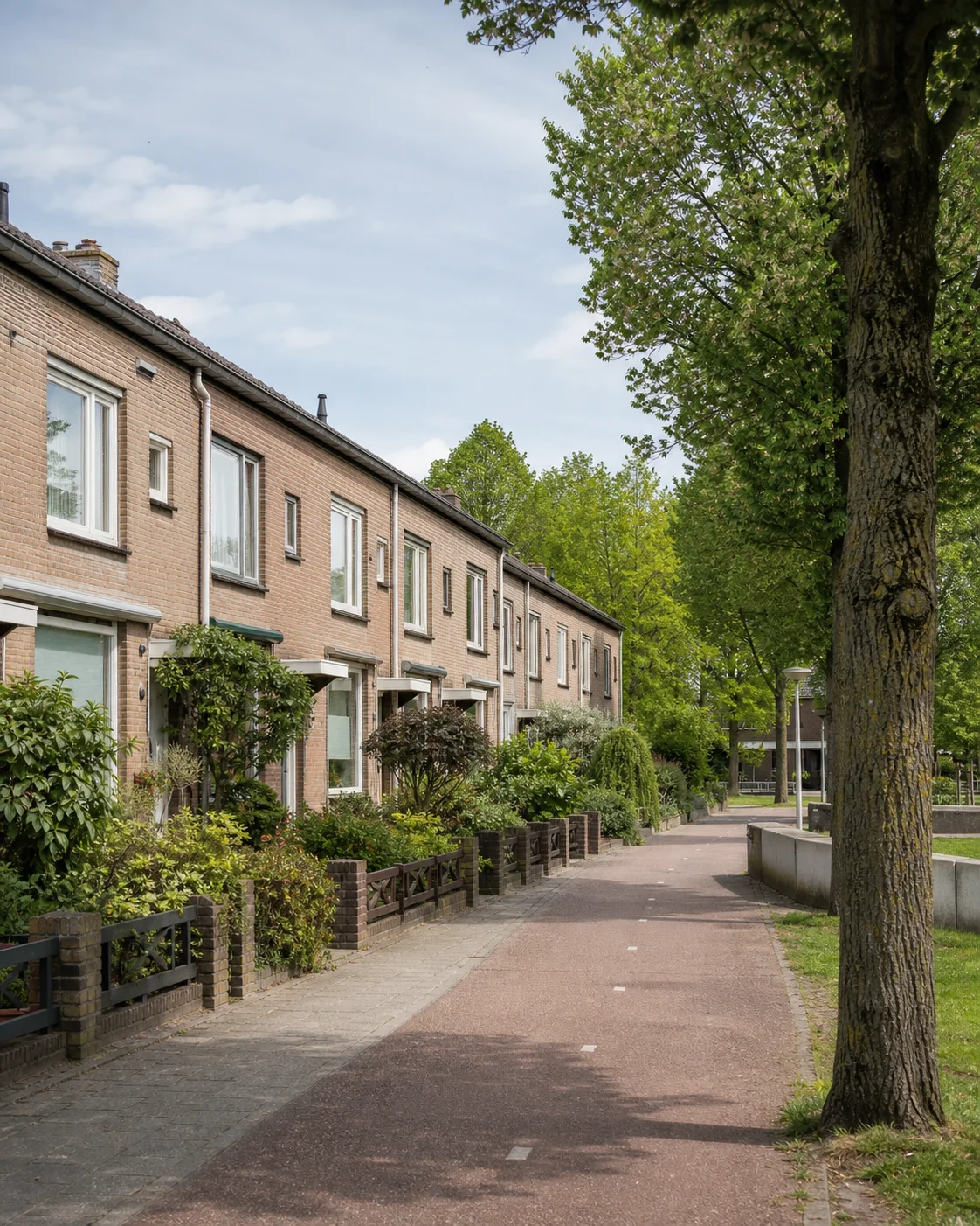 Groene woonstraat met woningen in Achtse Barrier–Hoeven, Eindhoven