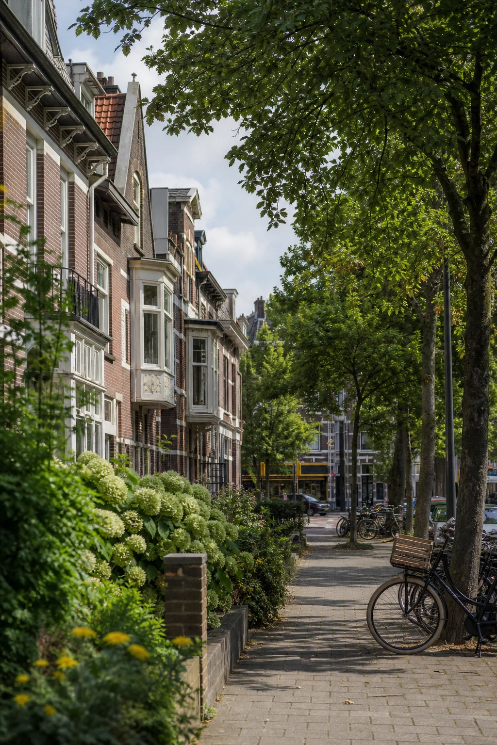 Groene woonstraat met woningen in Joriskwartier, Eindhoven