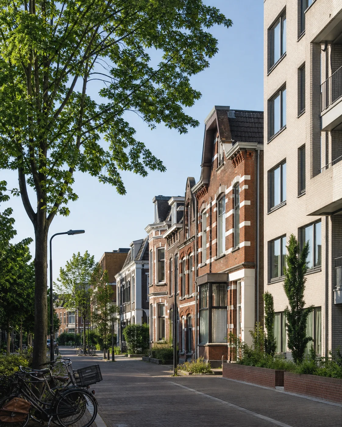 Woonstraat met bakstenen woningen en fietspad in Oude Spoorbaan, Eindhoven