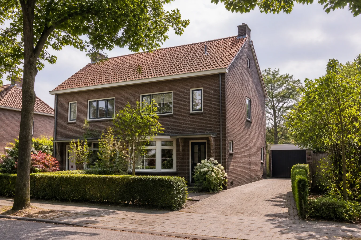 Bakstenen gezinswoning als voorbeeld van het woningtype in Roosten