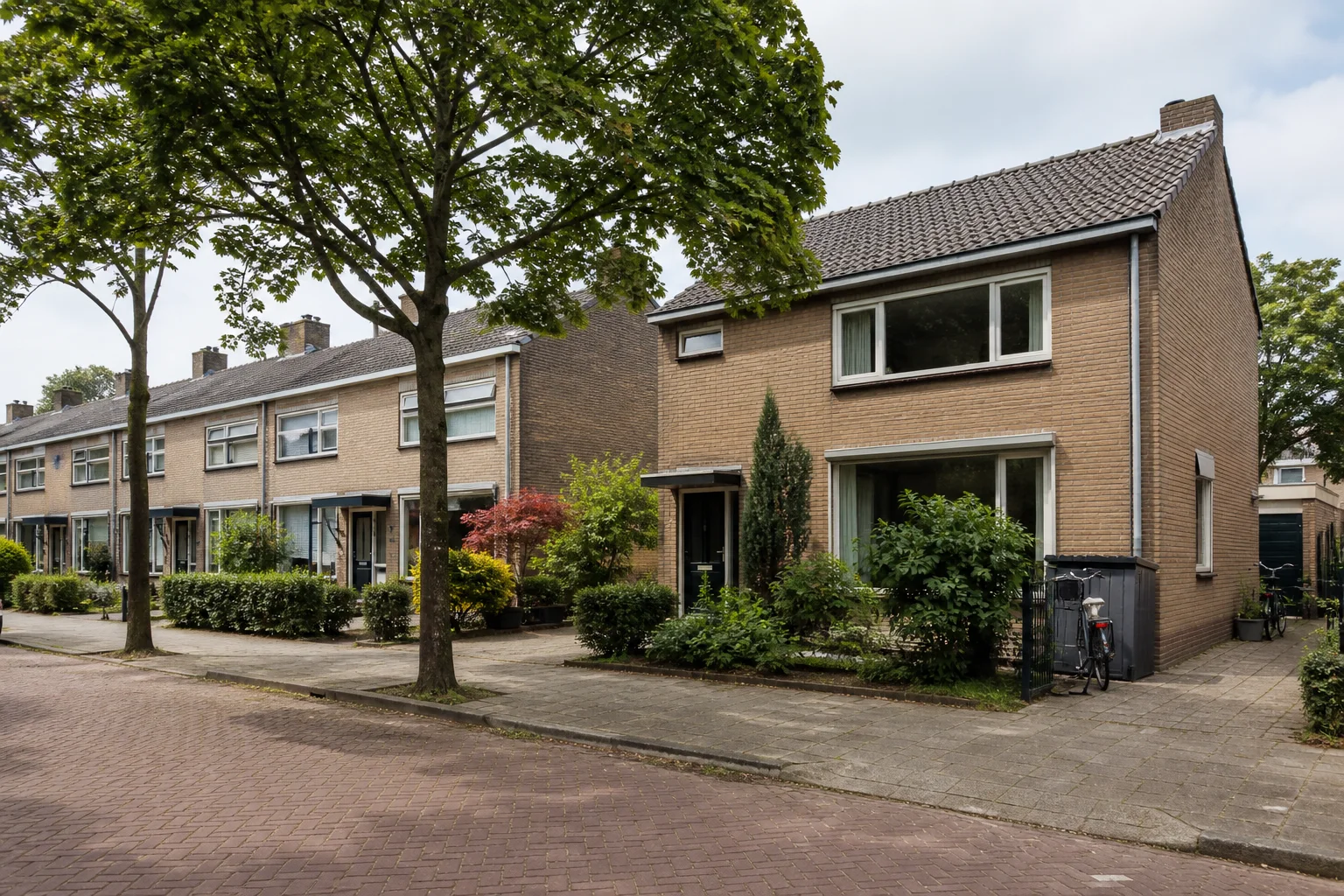 Bakstenen gezinswoning als voorbeeld van het woningtype in Tempel