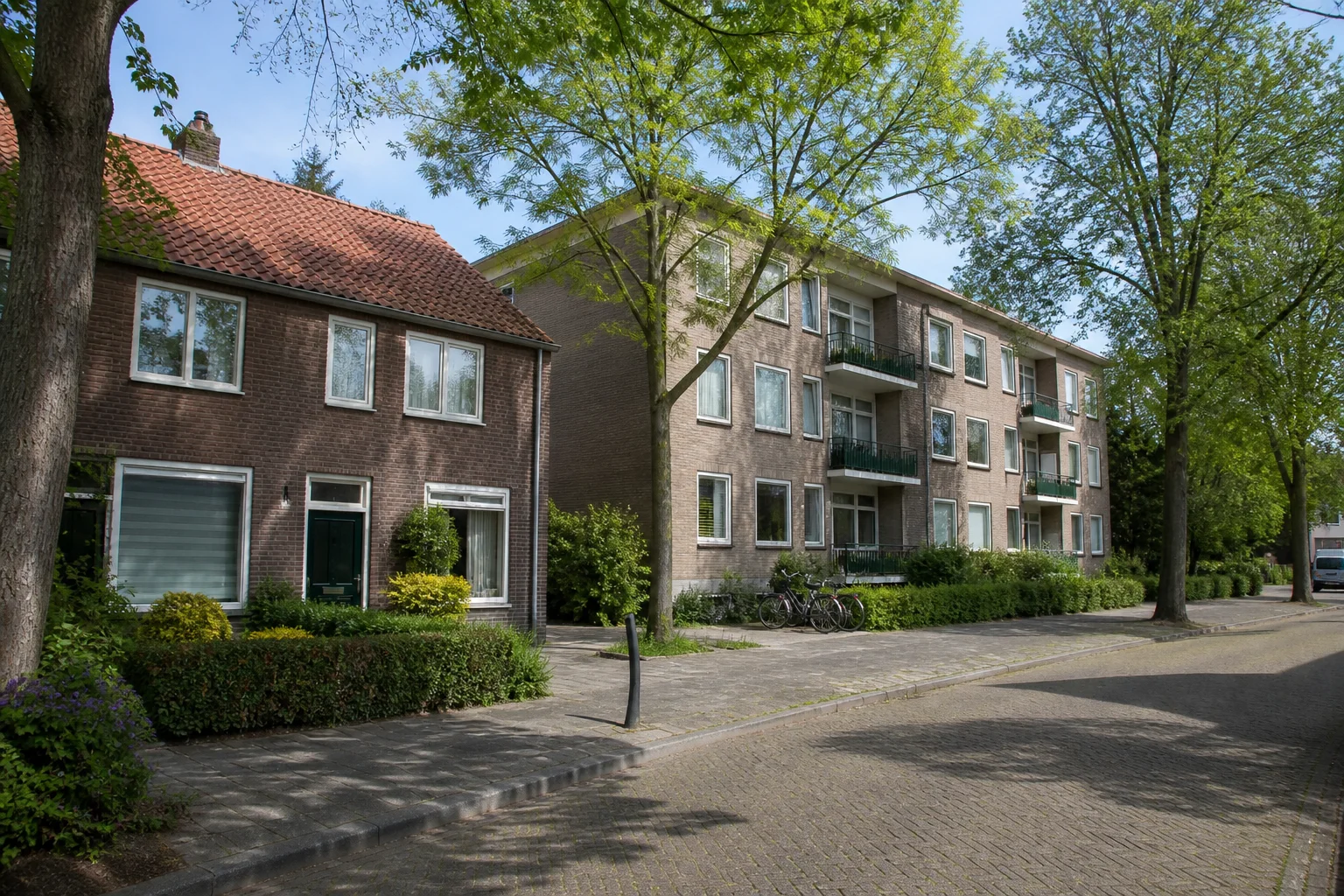 Bakstenen woningrij als voorbeeld van woningtypen in Tuindorp